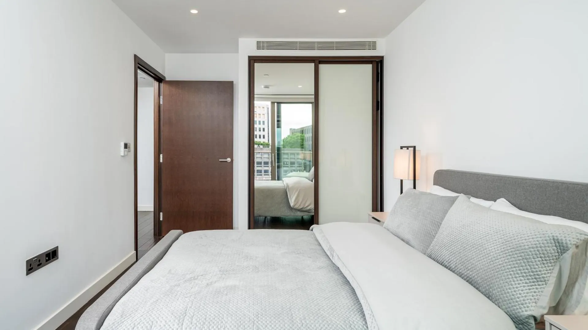 Luxury 1 Bed Apartment In Tower Hill London